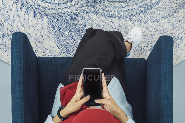 Young asian business people using smartphone in modern office — Stock Photo