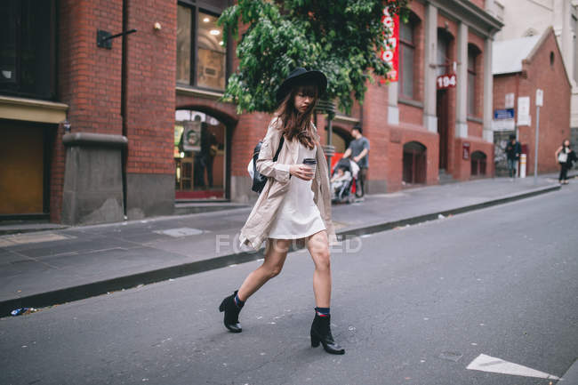 Jeune femme explorant les rues d'Australie — Photo de stock