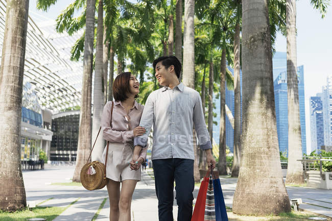 Jovem asiático casal andando juntos em Cingapura — Fotografia de Stock