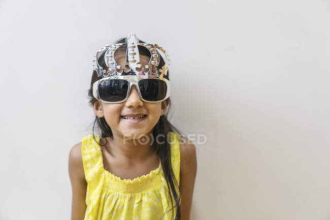 Девушка в смешных очках и улыбается перед камерой . — стоковое фото