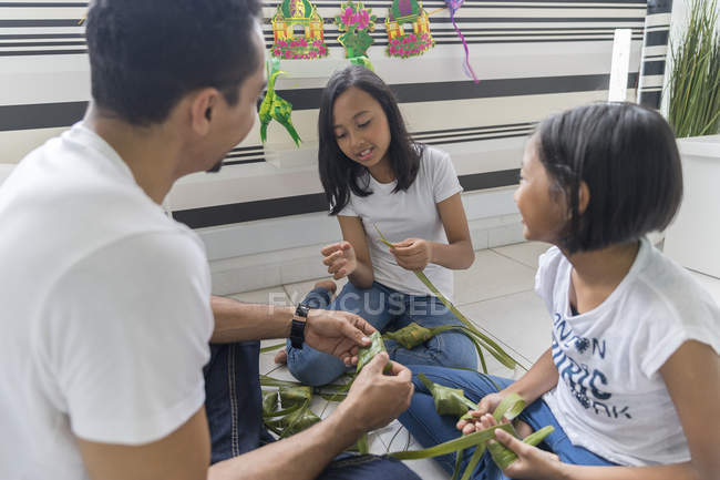 Feliz asiático família celebrando hari raya em casa e preparar decorações — Fotografia de Stock