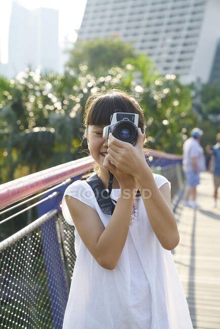 Junges Mädchen lernt in Gardens by the Bay, Singapur, wie man eine DSLR bedient — Stockfoto