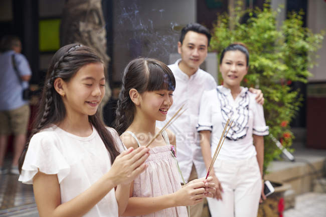 Молода щаслива азіатська сім'я на свято буддизму — стокове фото