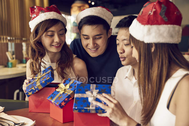 Companhia de jovens amigos asiáticos juntos celebrando o Natal — Fotografia de Stock