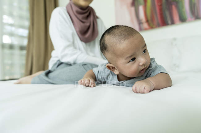 Asiatisch muslim mutter und süß baby mädchen bei zuhause — Stockfoto