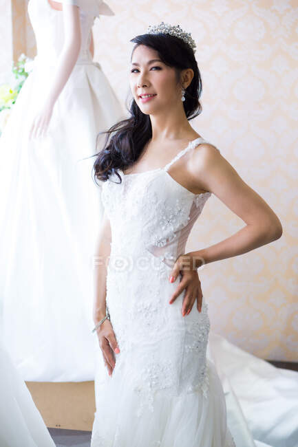 Irene indossava un abito da sposa per le riprese pre-matrimonio, stava scegliendo un abito tradizionale cinese e un abito da sposa bianco. Pieno di felicità e piacevole . — Foto stock