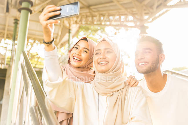 Jovens amigos muçulmanos tirando uma selfie — Fotografia de Stock