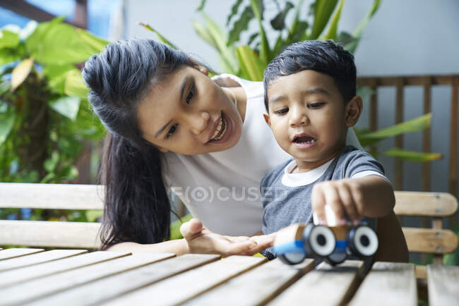 Mutter interagiert mit ihrem Sohn zu Hause — Stockfoto