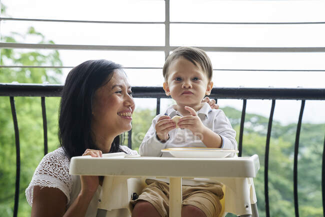Mutter mit ihrem Sohn auf dem Balkon — Stockfoto
