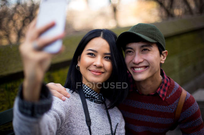 Casal turístico atraente juntos tomando selfie — Fotografia de Stock