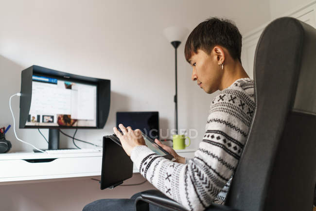 Asiático homem trabalhando com tablet em casa — Fotografia de Stock