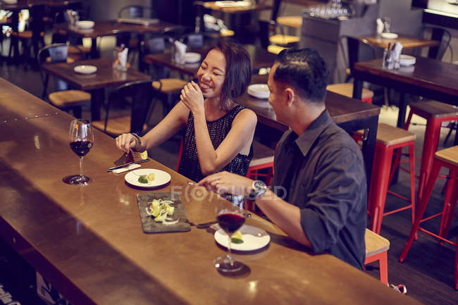 Молода азіатська пара охолоджує в ресторані — стокове фото
