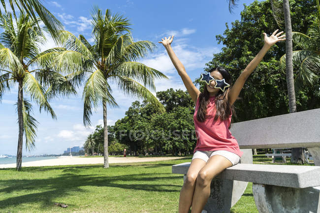 Jovem mulher vestindo óculos engraçados com estrelas, olhando animado — Fotografia de Stock