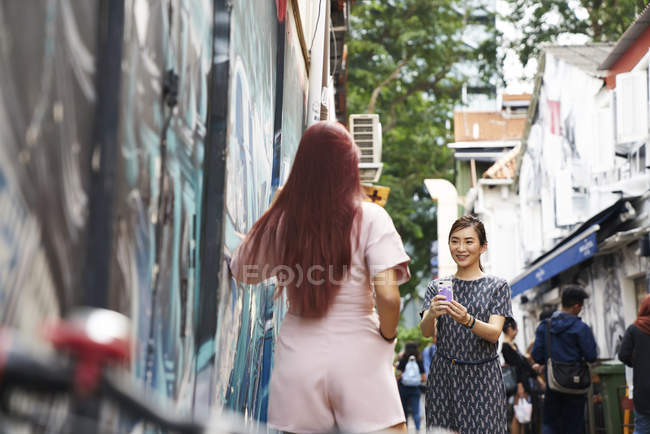 Giovani asiatici prendendo selfie sulla strada — Foto stock
