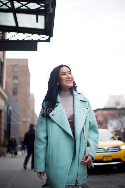 Shopper donna a Manhattan, New York City shopping divertendosi a ridere davanti al mercato di Chelsea — Foto stock
