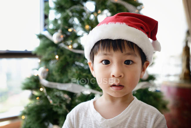 Asiatische Familie feiert Weihnachten, kleiner Überraschungsjunge mit Weihnachtsmütze — Stockfoto