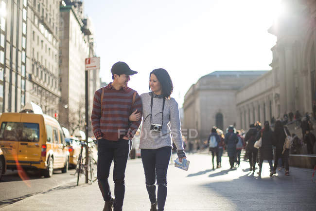 Casal turístico atraente sendo brincalhão enquanto caminham juntos em um marco de Nova York - O Museu Metropolitano de Arte durante um dia ensolarado, ao ar livre
. — Fotografia de Stock