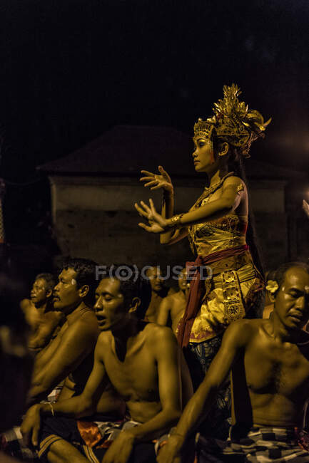 Kecak ist eine Form balinesischen Tanzes und Musikdramas, die sich in den 1930er Jahren auf Bali entwickelte. — Stockfoto