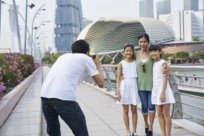 Refroidissement familial au pont de l'Esplanade, Singapour — Photo de stock