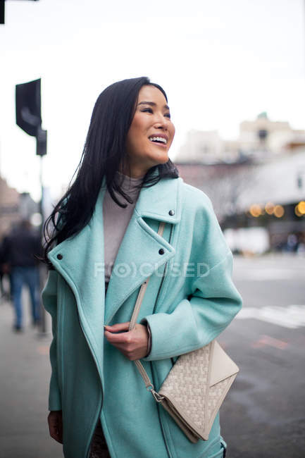 Shopper жінка на Манхеттен Нью-Йорк покупки, маючи весело сміючись передньої частини Челсі ринку — стокове фото
