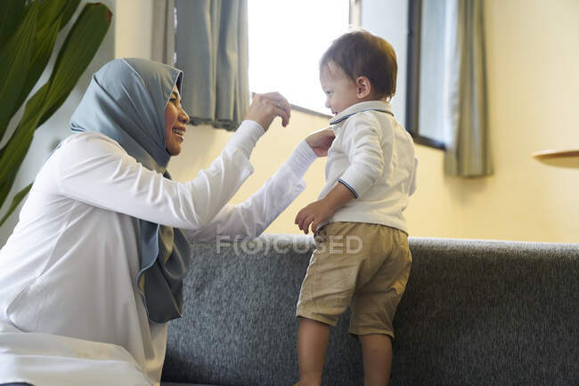 Nonnina legame con suo nipote sul divano — Foto stock