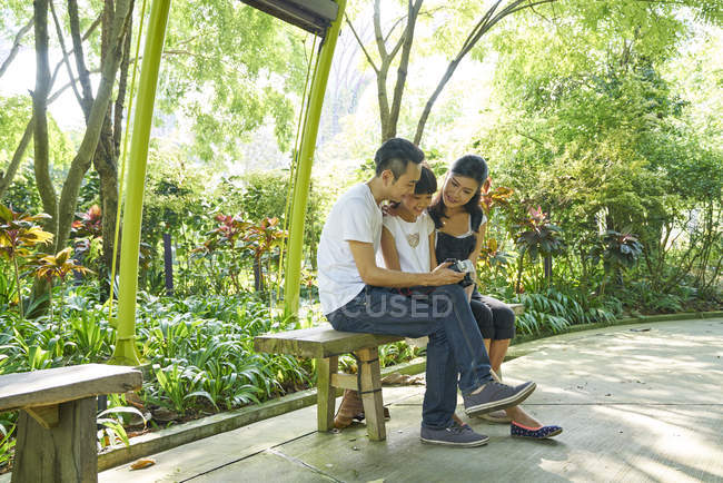 Familia tomando un descanso mientras explora Gardens by the Bay, Singapur - foto de stock