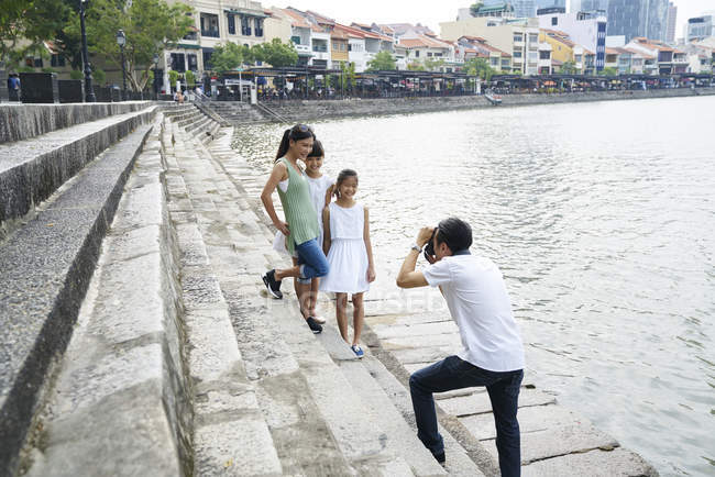 Exploration en famille Boat Quay, Singapour — Photo de stock