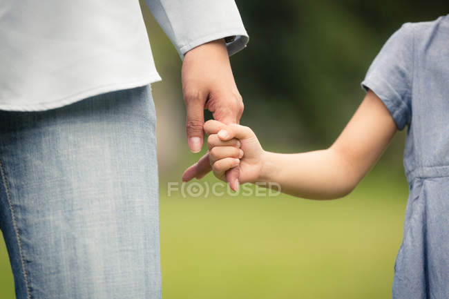 Criança segurando o dedo da mãe . — Fotografia de Stock