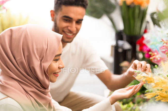 Giovane coppia musulmana in negozio di fiori — Foto stock