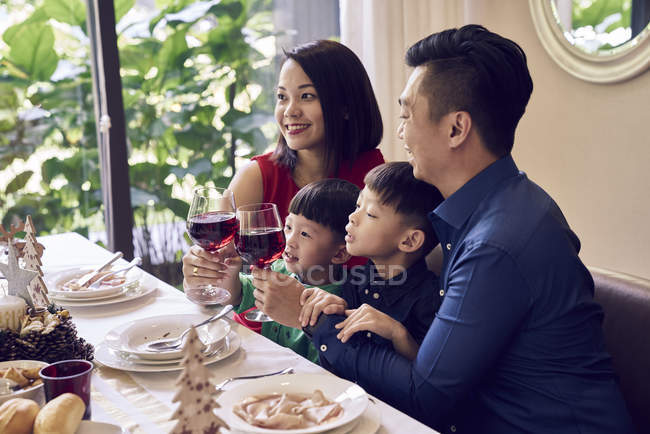 Felice famiglia asiatica che celebra il Natale insieme — Foto stock