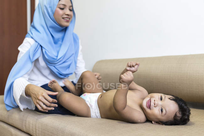 Mutter spielt mit ihrem Kind — Stockfoto
