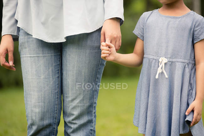 Kind hält den Finger der Mutter. — Stockfoto