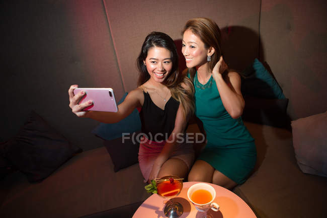 Хороші друзі дівчина, беручи selfie в нічний клуб — стокове фото