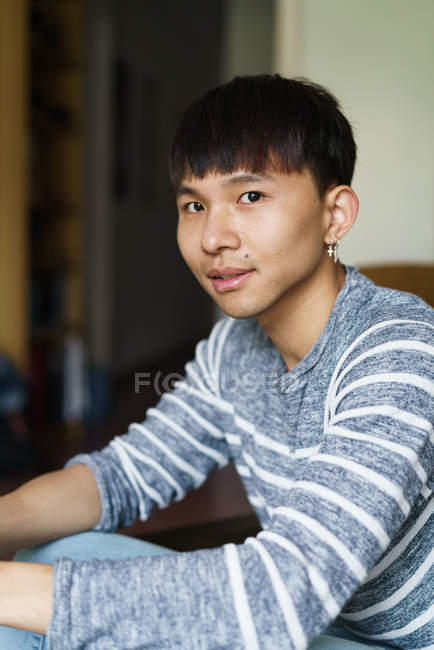Портрет азіатських людині з сережкою, дивлячись на камеру — стокове фото