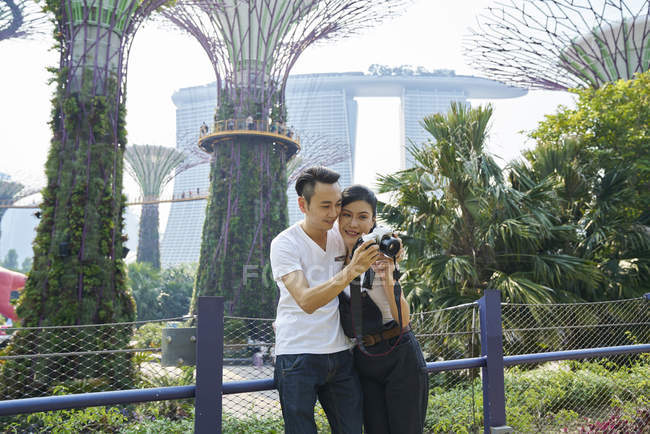 Pareja explorando Jardines junto a la Bahía, Singapur - foto de stock
