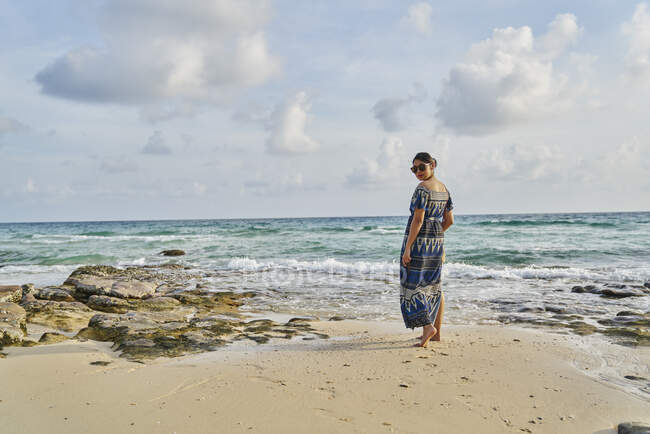 LIBÉRATIONS Young woman walking by the beach in Koh Kood, Thailand — Photo de stock