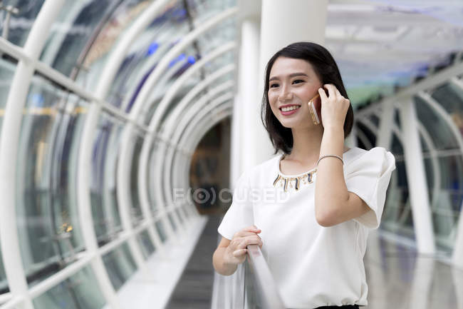 Joven atractivo asiático mujer usando smartphone - foto de stock