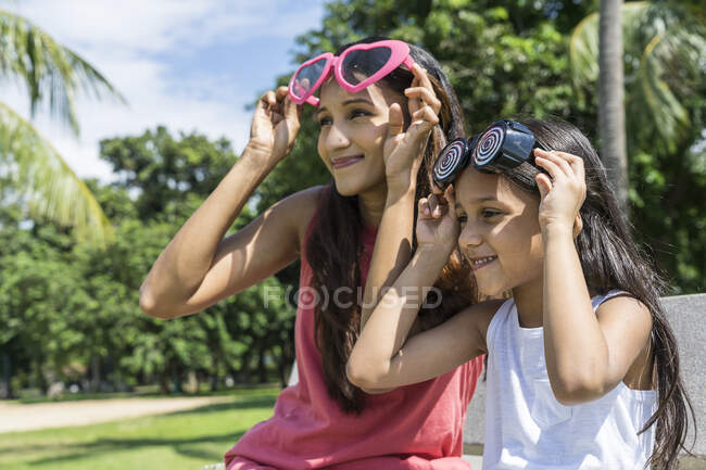 Портрет матери и дочери в смешных очках — стоковое фото