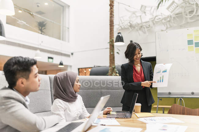 Junge multikulturelle Geschäftsleute, die in modernen Büros arbeiten — Stockfoto