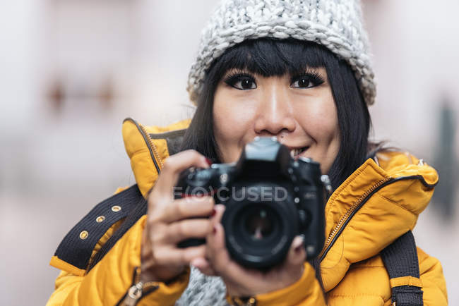 Туристическая азиатка, использующая камеру на европейской улице. Концепция туризма . — стоковое фото