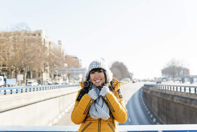 Turista mulher asiática na rua europeia. Conceito de Turismo . — Fotografia de Stock
