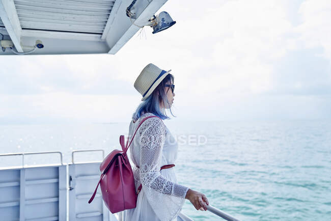 РЕЛИЗ Молодая женщина на пути к острову Ко Куд, Таиланд — стоковое фото