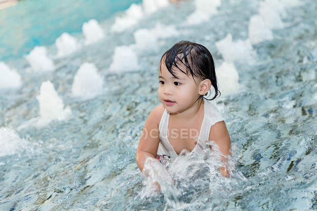 When it's summer and it's hot the only way to cool down is to take a dip in the pool. — Stock Photo