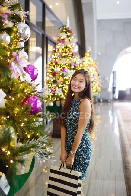 Joven asiático mujer en comercial mall mirando cámara - foto de stock