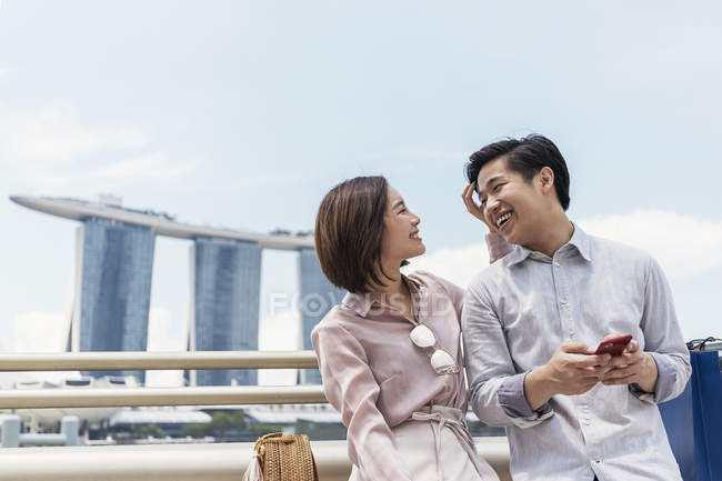Jovem asiático casal passar tempo juntos em Cingapura — Fotografia de Stock