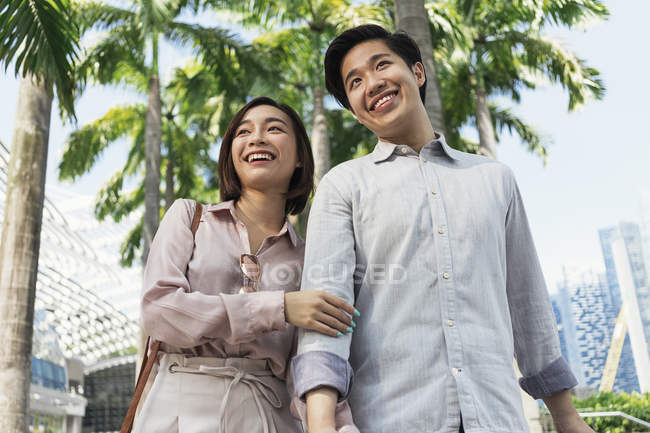 Young asian couple spending time together in Singapore — Stock Photo