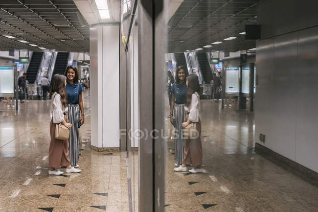 Jeunes filles asiatiques occasionnelles à la station de métro — Photo de stock