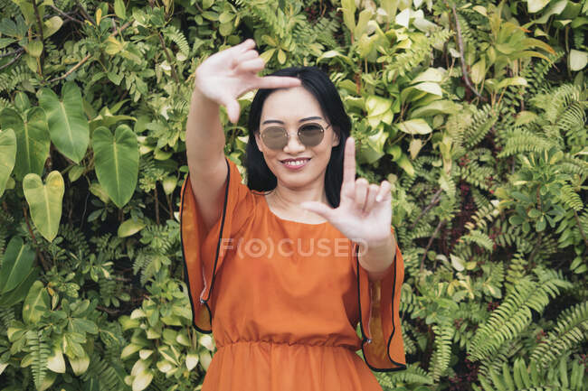 Mujer asiática con blusa naranja - foto de stock