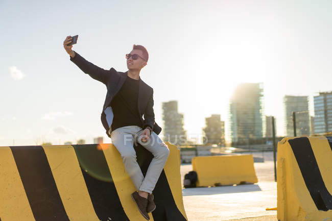 Giovane asiatico uomo presa selfie su parcheggio — Foto stock