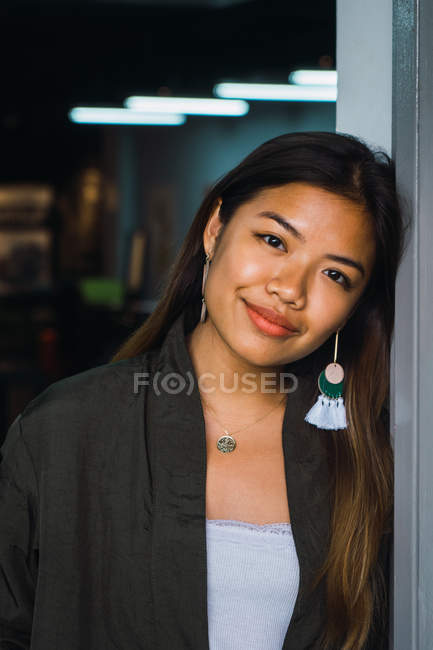 Retrato de joven asiático negocios mujer en moderno oficina - foto de stock